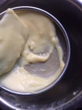 4、打好的绿豆泥尽量用筛子过筛一遍保证口感细腻顺滑。