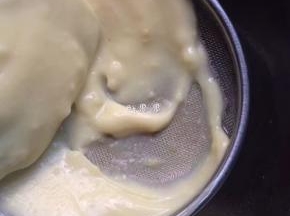 4、打好的绿豆泥尽量用筛子过筛一遍保证口感细腻顺滑。