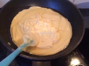 6、将绿豆泥放入后开小火慢炒混合均匀食用油。