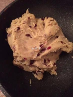 9、等到炒到绿豆泥能抱团即可（无需炒的太干，否则吃的时候会散不够紧实。）