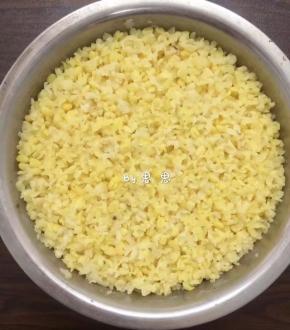 2、绿豆加少量水，没过绿豆即可。（因为绿豆的品质不同，所以浸泡时的吸水量也不一样，所以加多少水只供大家参考）隔水蒸半小时左右蒸熟透。