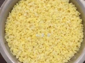 2、绿豆加少量水，没过绿豆即可。（因为绿豆的品质不同，所以浸泡时的吸水量也不一样，所以加多少水只供大家参考）隔水蒸半小时左右蒸熟透。