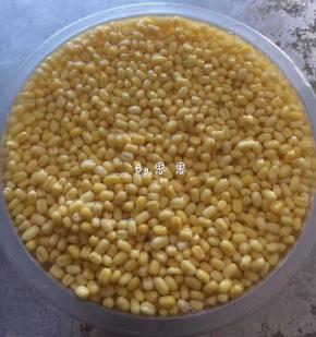 绿豆浸泡12小时以上，手搓绿豆去皮，这个过程很辛苦哦，因为总会有那么一些比较顽固的需要用手剥，才能去皮。所以我是直接买的去皮绿豆，淘宝上有，这样就省事多了。