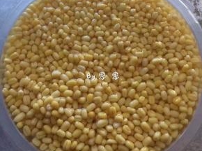 绿豆浸泡12小时以上，手搓绿豆去皮，这个过程很辛苦哦，因为总会有那么一些比较顽固的需要用手剥，才能去皮。所以我是直接买的去皮绿豆，淘宝上有，这样就省事多了。