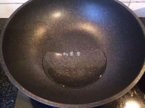 5、这个时候锅中加入食用油（不用开火）