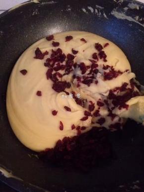 8、不停翻炒至食用油完全被吸收（最好用不粘的锅铲或者刮刀翻炒，比较方便清洗）加入蔓越莓