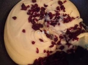 8、不停翻炒至食用油完全被吸收（最好用不粘的锅铲或者刮刀翻炒，比较方便清洗）加入蔓越莓