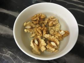 滚开水烫一下，去皮的苦味