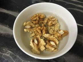 滚开水烫一下，去皮的苦味