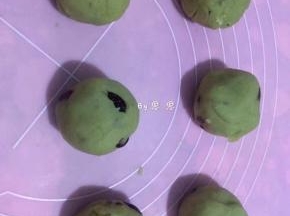 11、出锅晾凉，分做等量小团