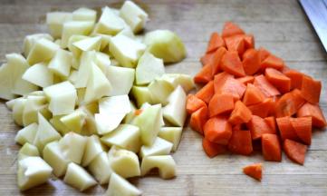 2、去皮的土豆、胡萝卜切成块。