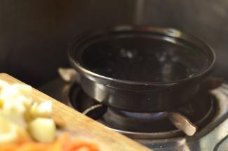 3、锅内加入清水煮开放入切好的土豆、胡萝卜