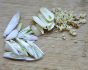 4、切好葱姜蒜备用