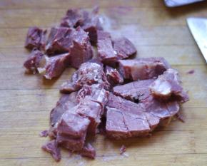 5、牛肉切成2厘米左右的小块，