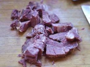 5、牛肉切成2厘米左右的小块，