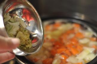 6、待锅煮开后，把切好的葱姜蒜下入锅中