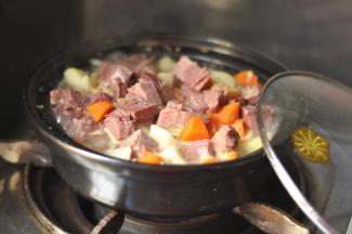 8、土豆煮到6成熟时，放入切好的牛肉