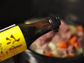 9、加入柚子酱油、花椒油、小红油、料酒等佐料。