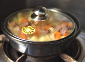 10、转小火慢炖10分钟