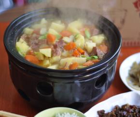 11、直到汤汁收浓，牛肉软烂，土豆软绵，最后撒上葱花即可开吃了
小贴士：