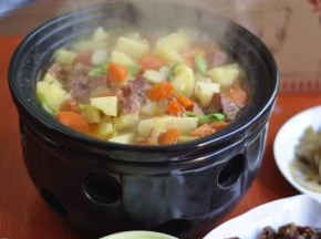 11、直到汤汁收浓，牛肉软烂，土豆软绵，最后撒上葱花即可开吃了
小贴士：