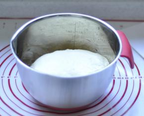 3、面团发至原来的2倍大