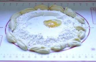 4、把所有材料放入面粉中，将中种面团切成小块一起放入，揉至成团后，加入黄油搅拌至光滑有薄膜，