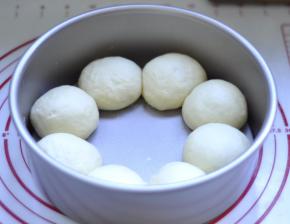 6、然后取出面团揉匀，排出里面的空气。将面团均匀的分成8份滚圆，放入模具中，进行二次发酵