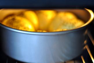 8、放入预热好的烤箱中，170℃中层，上下火，17分钟左右至上色。