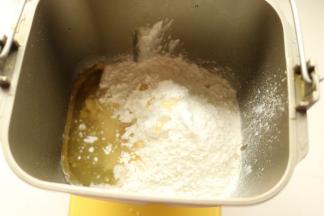 材料放入面包机。