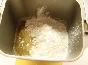 材料放入面包机。