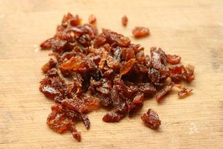 蔓越莓干切碎。