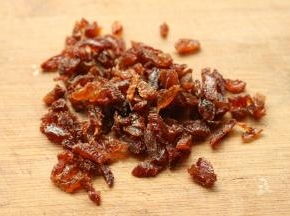 蔓越莓干切碎。