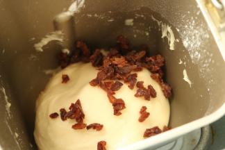 剩余两分钟的时候放入面包机内，揉面至结束。