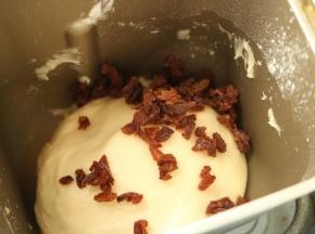 剩余两分钟的时候放入面包机内，揉面至结束。