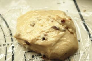 揉好的面团，是很湿粘的，移到揉面垫上。