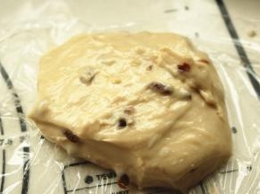 揉好的面团，是很湿粘的，移到揉面垫上。