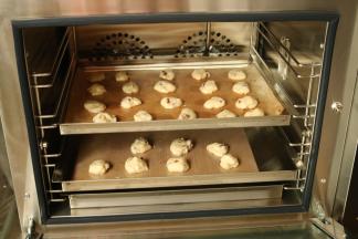 用刮刀切分成一个个小面团，放入烤盘，不规则也没关系，烤好就会变得光滑。因为麻薯烤制后会变大，所以要留有空隙。