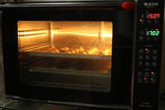 猛犸象风炉设置30分钟，温度165度，预热后放入烤盘烤制。注意观察，不要上色太重。