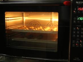 猛犸象风炉设置30分钟，温度165度，预热后放入烤盘烤制。注意观察，不要上色太重。