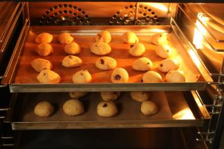 烤好的麻薯面包，同时烤两盘，上色一致，最多可以四层同考。