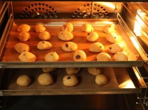 烤好的麻薯面包，同时烤两盘，上色一致，最多可以四层同考。