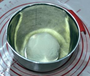 2、将全部材料混合，揉匀，放盆里盖保鲜膜常温发酵