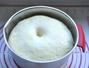 5、盖上保鲜膜放于温暖处发酵30分钟，面团发到原来的2倍大。