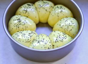 7、最后发酵结束，表面刷蛋液，表面撒上黑芝麻。