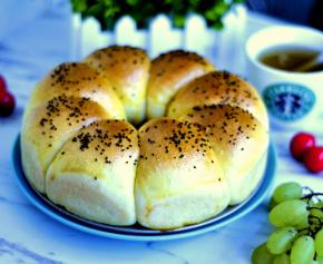 9、漂亮的花环面包就做好了。