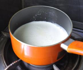 5、将搅拌好的液体，倒入奶锅里，小火边煮边搅拌，稍沸后关火，端下冷却备用