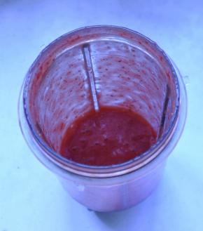 7、把草莓也用料理机打成泥