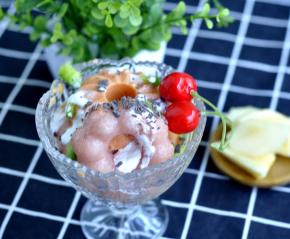 12、一款漂亮、冰爽的双色冰激凌就可以食用了