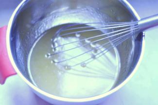 2、加入枧水和花生油，用打蛋器搅拌均匀，一定要达到充分乳化；